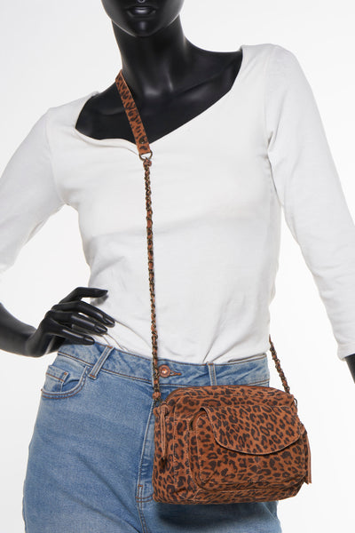 Schoudertas met luipaardprint, van PIECES, gedragen door een mannequin in spijkerbroek en wit T-shirt.