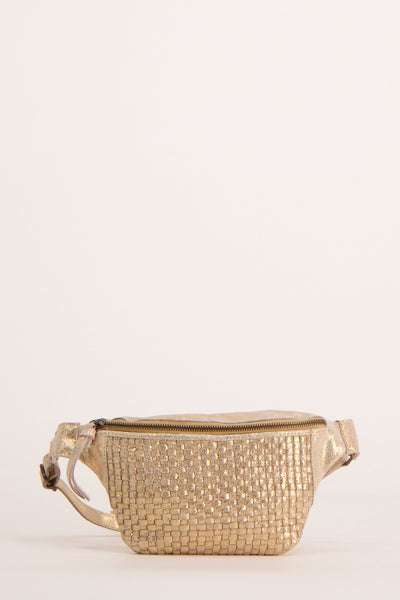 Sac à bandoulière doré de PIECES® en matière tressée brillante avec fermeture éclair.