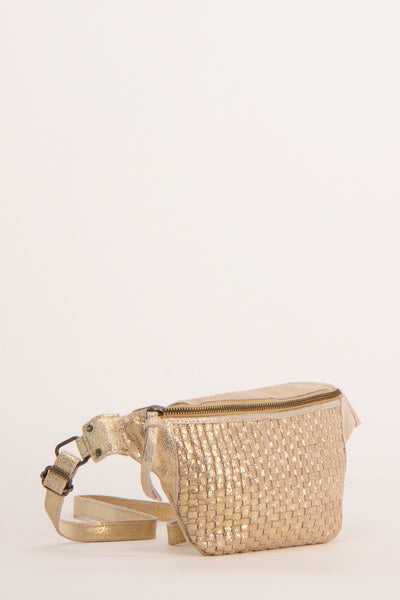 Sac banane doré de PIECES® avec une texture tressée et une bandoulière ajustable.
