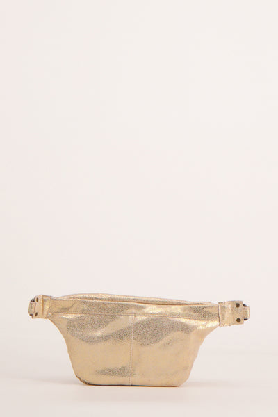 Sac banane doré de PIECES, avec une texture brillante sur fond neutre.