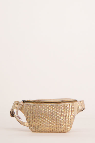 Sac banane doré de PIECES® avec motif tissé et fermeture éclair, sur fond uni.
