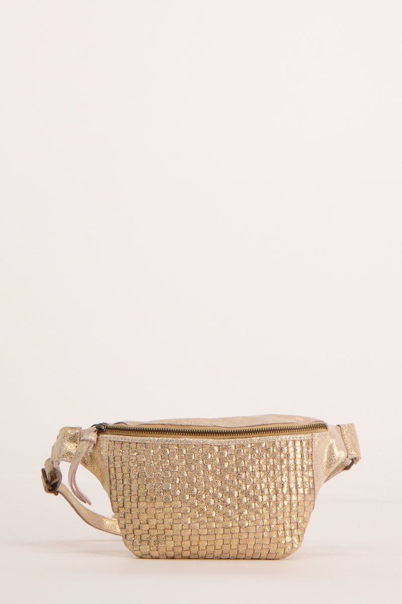 Sac banane doré de PIECES® avec motif tissé et fermeture éclair, sur fond uni.
