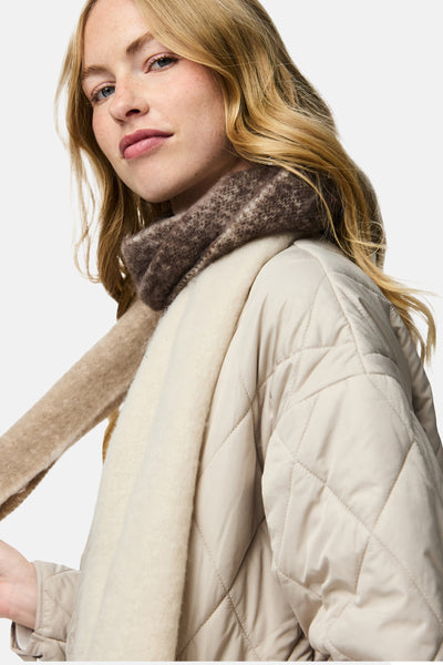 Beige sjaal van PIECES, met bruin textuurdetail bij de kraag en crèmekleurig gewatteerd jack.