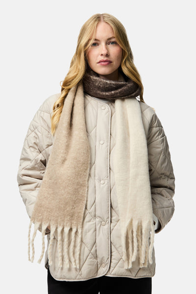 Beige sjaal van PIECES®, met twee verschillende kleuren kanten en franjes.