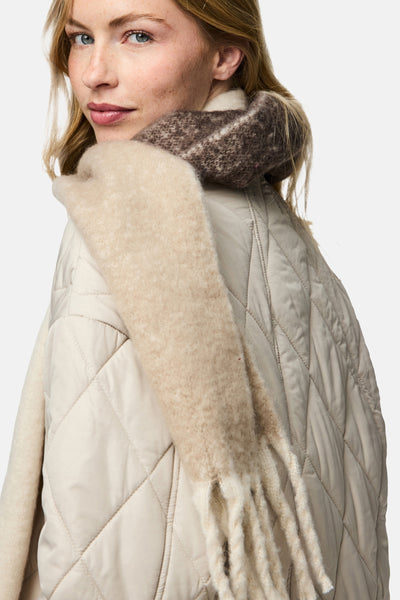 Écharpe beige de PIECES®, en grosse maille avec des franges et des détails marron.