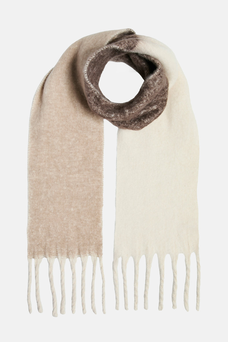 Beige sjaal van PIECES® in een wolmix, met decoratieve franjes en een donkerbruin omwikkeld detail.
