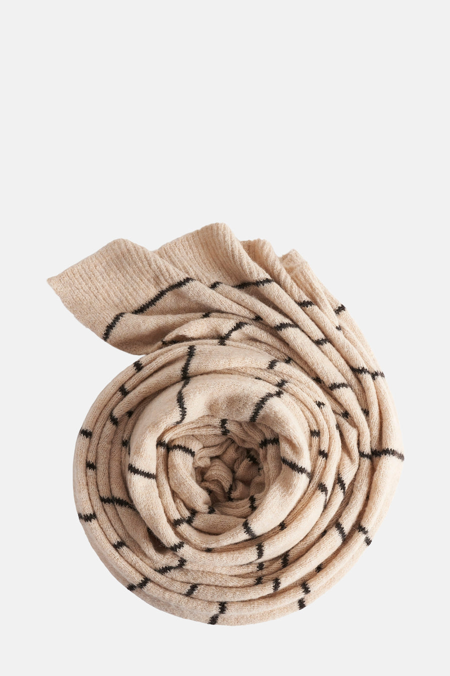 Foulard écru rayé de PIECES®, enroulé sur lui-même, motif à rayures noires horizontales.
