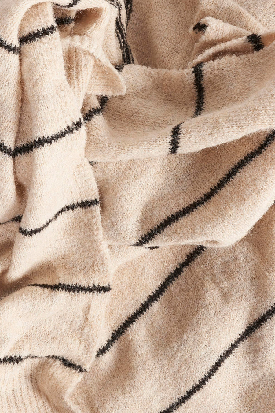 Ecru sjaal van PIECES® met zwarte strepen, zachte textuur en artistieke plooien.