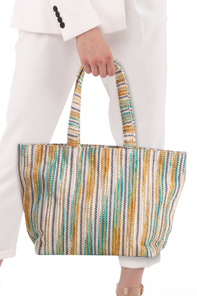 Multikleuren geweven handtas van PIECES®, gedragen met een wit broekpak.