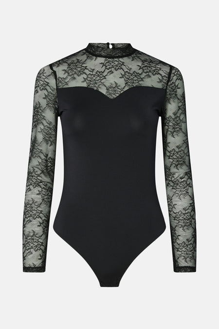 Body noir de PIECES®, avec manches longues en dentelle florale et col montant, sur fond uni.
