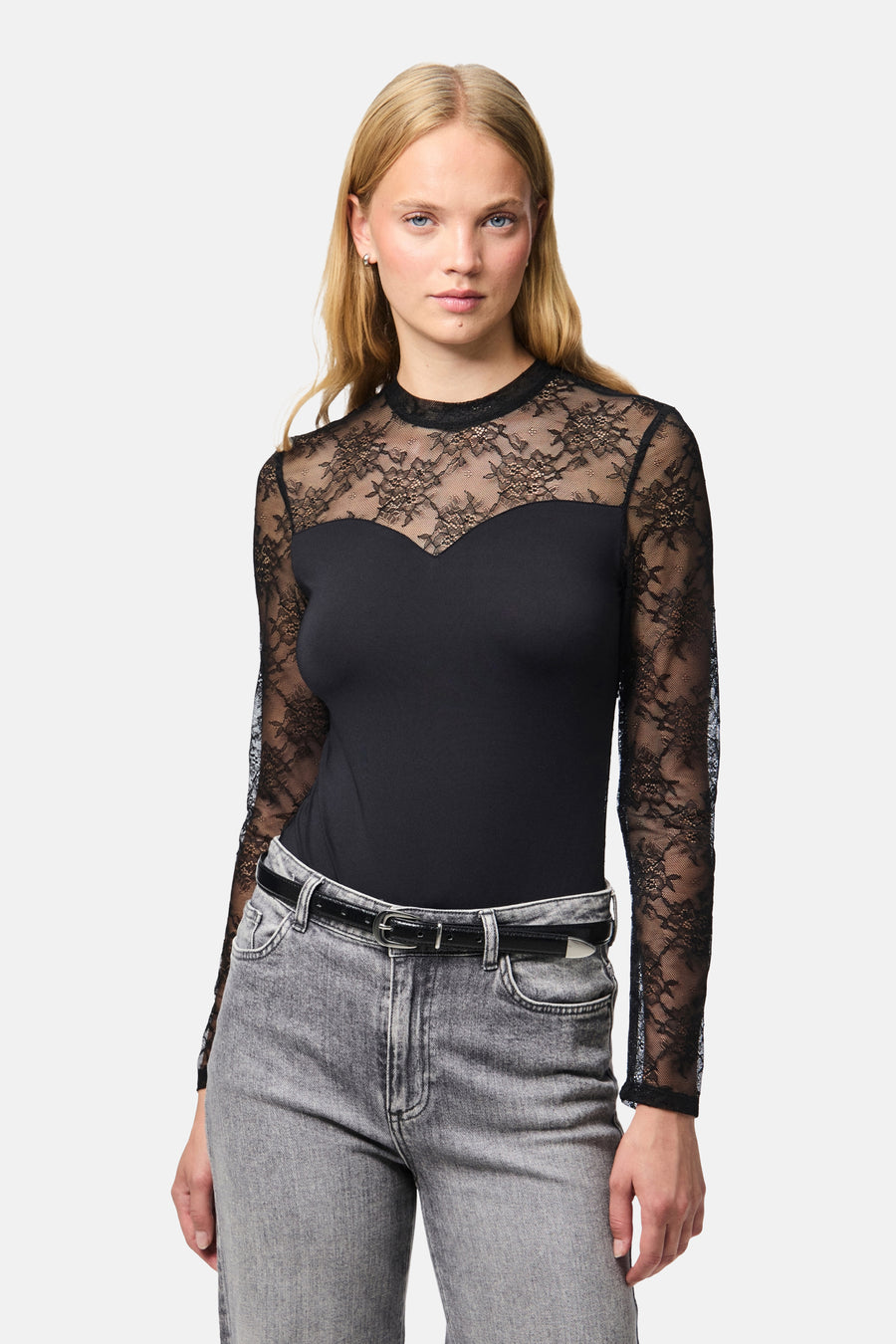 Body noir PIECES® à manches longues et empiècements en dentelle, porté avec un jean gris.