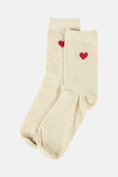 Chaussettes écrus de PIECES®, ornées de petits cœurs rouges brodés sur le dessus.