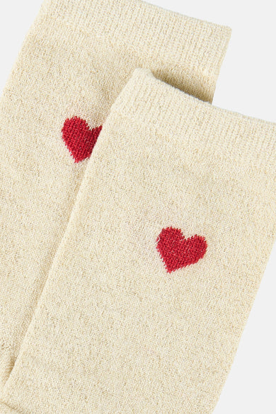 Chaussettes écru par PIECES® avec motif brodé cœur rouge et texture tricotée.