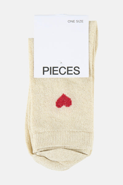 Chaussettes écru par PIECES® avec un motif de cœur rouge sur le devant.