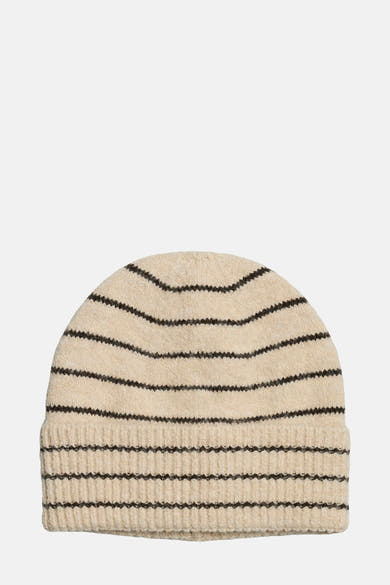 Bonnet écru rayé de PIECES®, en tricot texturé avec des rayures horizontales sombres.