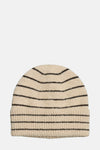 Bonnet écru rayé de PIECES®, en tricot texturé avec des rayures horizontales sombres.