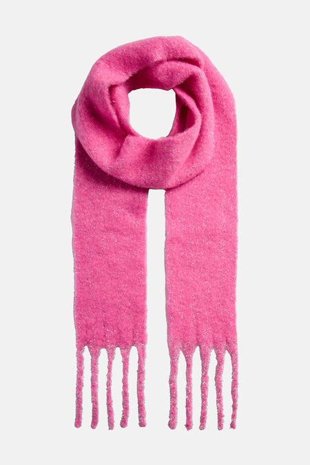 Écharpe rose du PIECES®, à texture moelleuse et à franges effilées.
