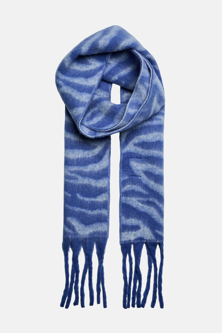 Écharpe bleue à rayures zébrées par PIECES®, avec des franges décoratives aux extrémités.
