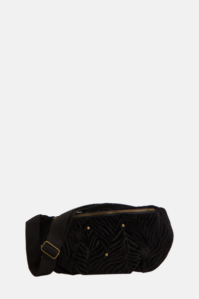 Zwarte schoudertas van PIECES, van getextureerd fluweel met zebraprint en gouden details.