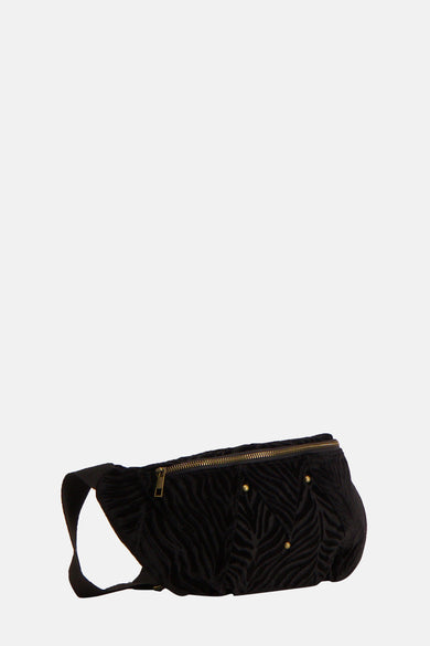 Sac à bandoulière noir de PIECES, en velours texturé à motif zébré avec détails dorés.