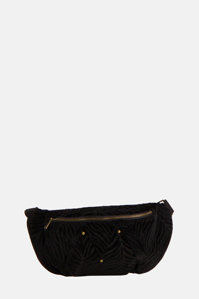 Sac à bandoulière noir de PIECES® en velours avec un motif zébré et des détails dorés.