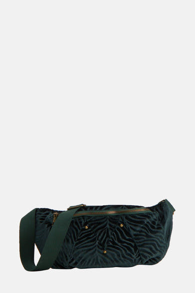 Groene schoudertas van PIECES®, zebraprint in fluweel, gedragen met een beige jas en een gebroken witte broek.