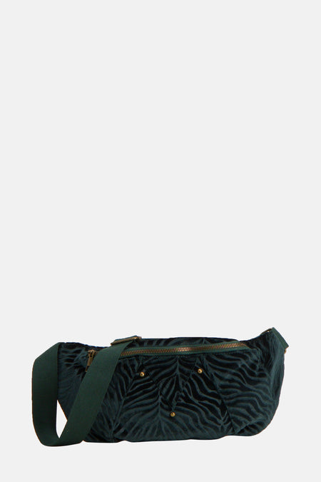 Groene schoudertas van PIECES®, zebraprint in fluweel, gedragen met een beige jas en een gebroken witte broek.