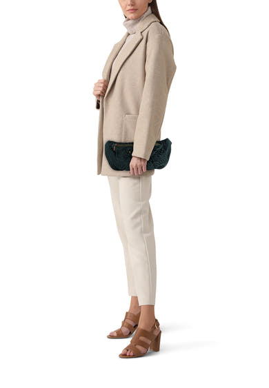 Sac à bandoulière vert de PIECES®, motif zébré en velours, porté avec un manteau beige et un pantalon écru.