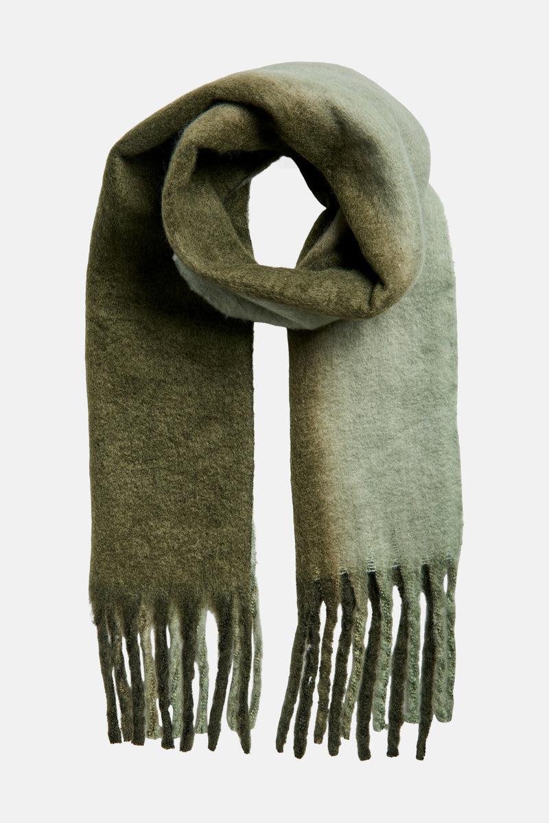 Écharpe verte en maille douce par PIECES®, avec des extrémités à franges texturées et un dégradé de couleurs.