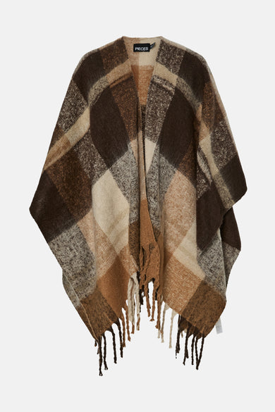 Poncho marron à carreaux, par PIECES, avec franges décoratives sur le bas.
