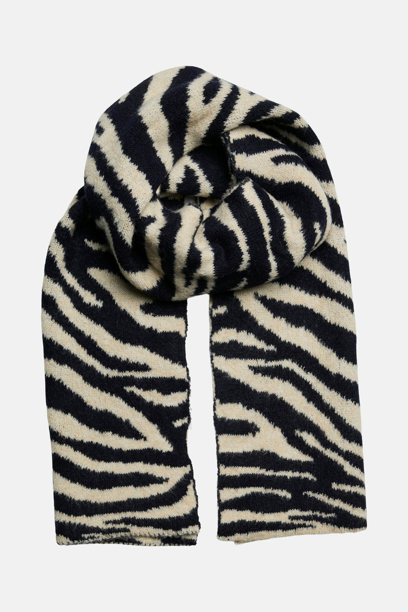 Écharpe multicolore par PIECES® avec motif zébré noir et beige, en maille texturée, enroulée sur elle-même.
