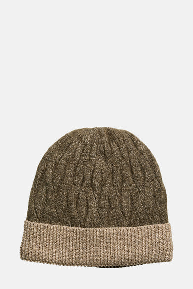 Bruine muts met kabelpatroon van PIECES, met contrasterende geribbelde rand, glinsterende textuur.