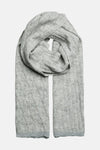Écharpe grise en tricot de PIECES®, motif ajouré en losange, texture douce et bords côtelés.