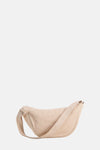 Sac à bandoulière en fausse fourrure beige de PIECES®, avec une bandoulière large assortie.