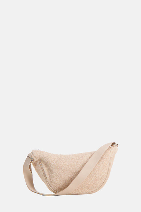 Sac à bandoulière en fausse fourrure beige de PIECES®, avec une bandoulière large assortie.