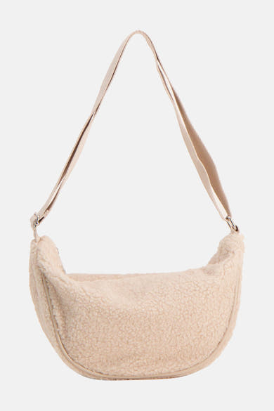 Sac à bandoulière en peluche beige de PIECES®, avec bandoulière réglable et détails argentés.
