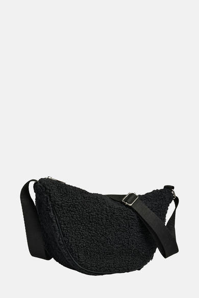 Sac à bandoulière beige de PIECES® en texture bouclée avec une bandoulière noire ajustable.
