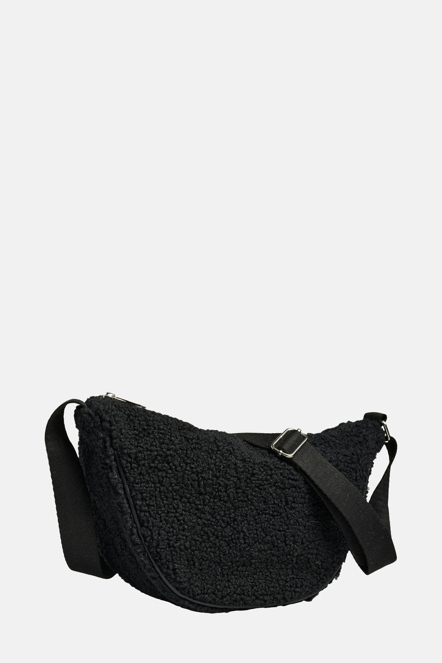 Sac à bandoulière beige de PIECES® en texture bouclée avec une bandoulière noire ajustable.
