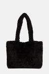 Sac à bandoulière noir en fausse fourrure de PIECES®, avec anses courtes du même tissu.