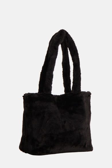 Sac à bandoulière en fausse fourrure noir de PIECES®, avec deux anses courtes.