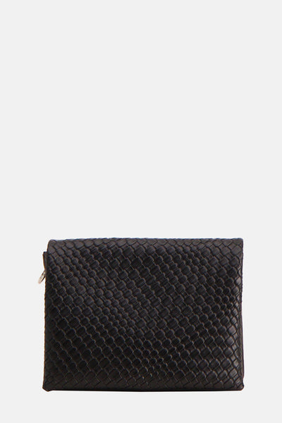 Sac à bandoulière noir de PIECES® en cuir tressé, avec une fermeture éclair discrète.