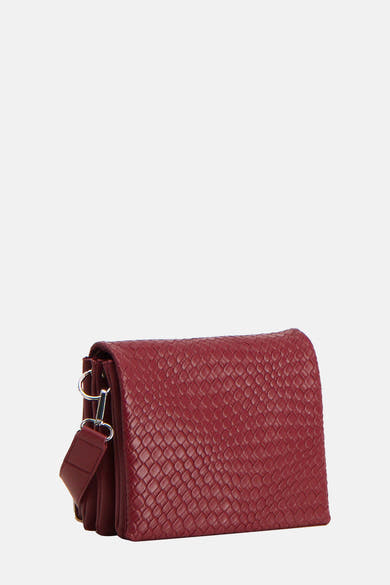 Sac à bandoulière bordeaux en simili cuir by PIECES® avec motif tressé.