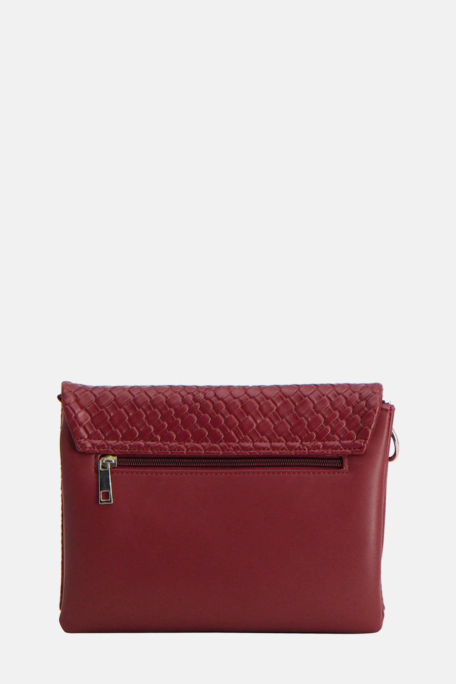 Sac à bandoulière bordeaux de PIECES®, avec texture tressée sur le rabat et fermeture éclair arrière.
