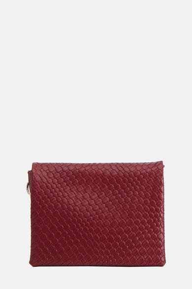 Sac à bandoulière bordeaux de PIECES®, avec un motif tressé apparent et une texture travaillée.