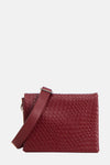 Sac à bandoulière bordeaux de PIECES® en cuir tressé avec une bandoulière réglable argentée.