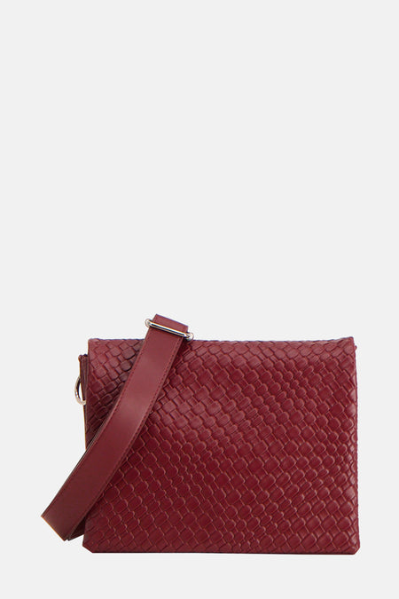 Bordeaux schoudertas van PIECES® in gevlochten leer met een verstelbare zilveren schouderriem.