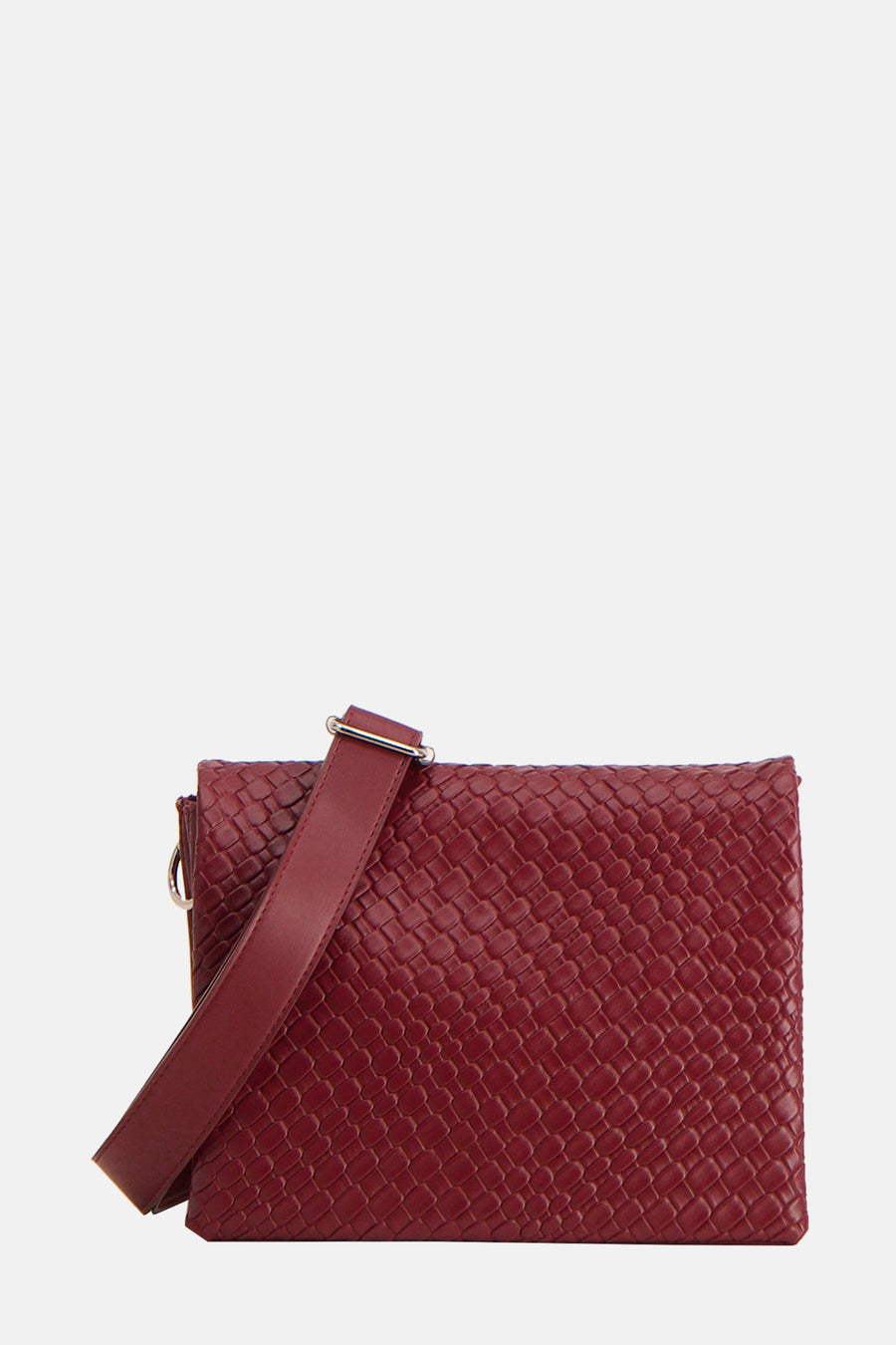 Sac à bandoulière bordeaux de PIECES® en cuir tressé avec une bandoulière réglable argentée.