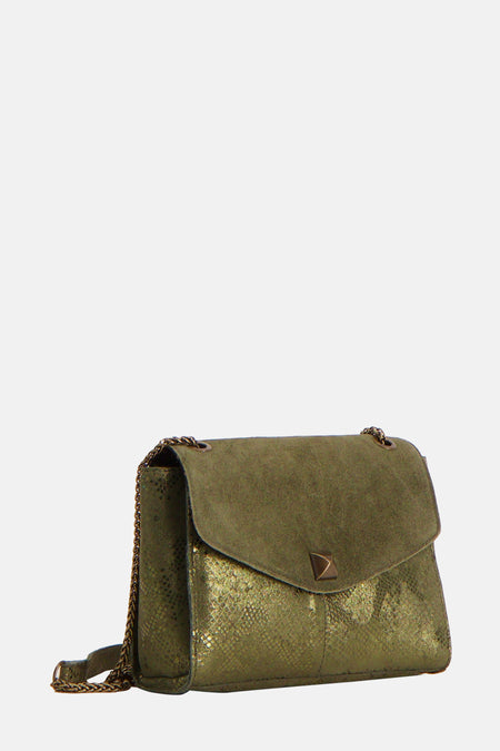 Groene schoudertas van Pieces met gouden ketting en gestructureerd slangenprintpatroon.