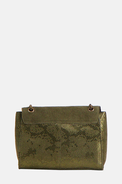 Sac à bandoulière vert de PIECES® avec motif peau de serpent et détails de chaîne dorée.