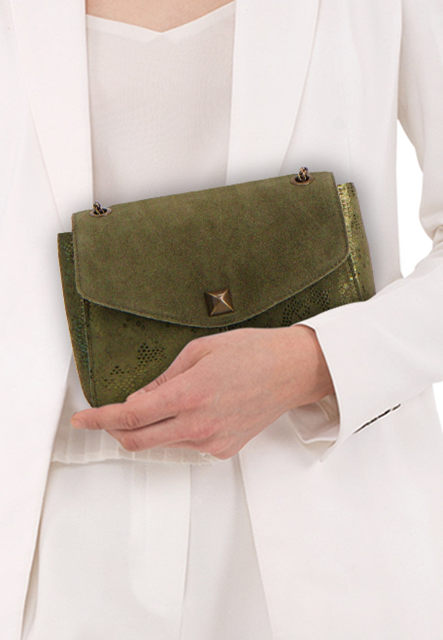 Groene schoudertas van PIECES®, met slangenprint, gedragen met een witte jas.